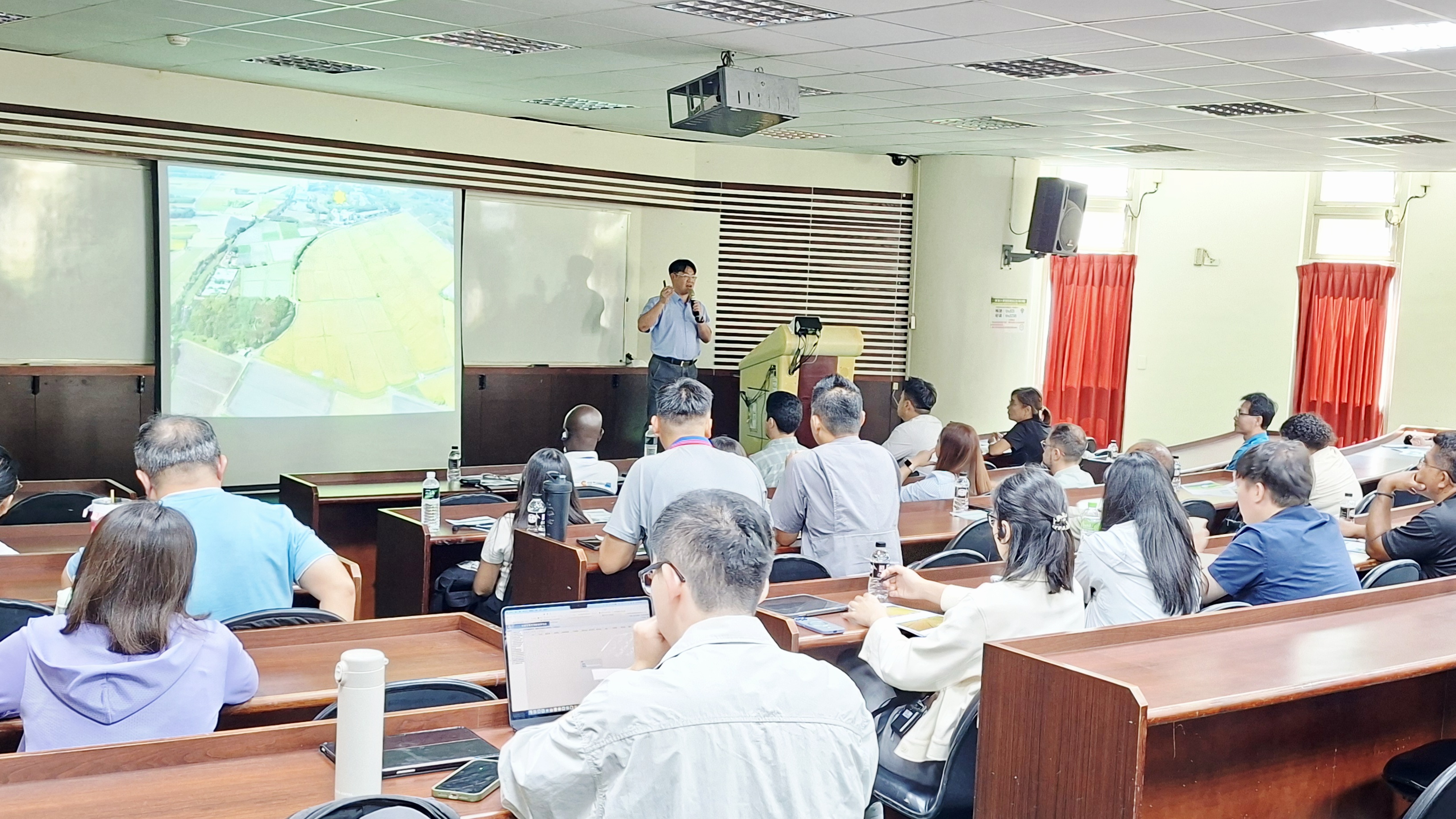 東海大學智慧暨精緻農業學位學程劉程煒主任與各國學員分享精準農業技術在低碳農業之應用