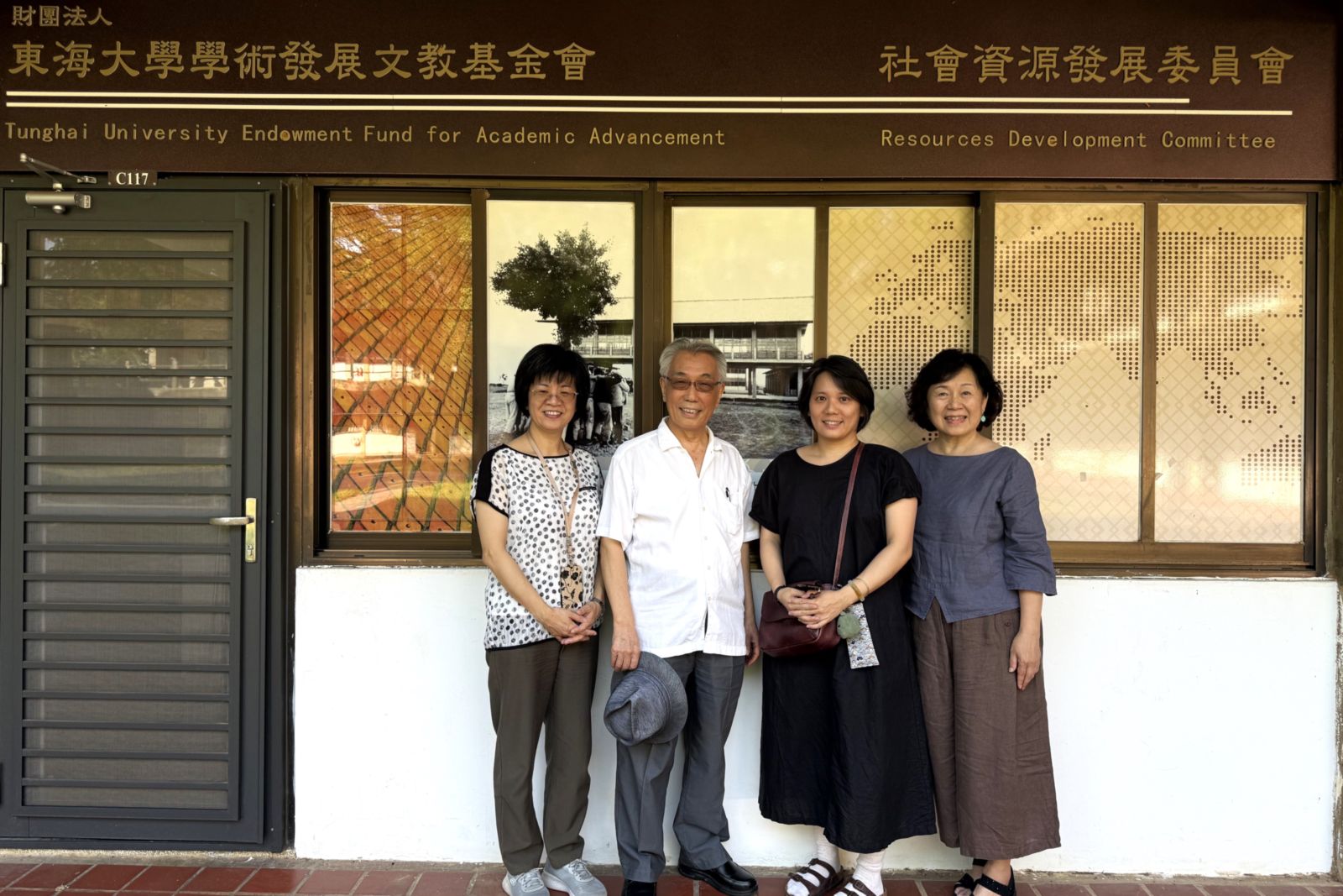 東海日文系退休教師李惠美遺贈新臺幣500萬元予東海大學永續發展基金，延續對學子與教育的關懷。(左起)日文系主任張瑜珊、李惠美老師胞弟、姪女及日文系退休教師林珠雪。