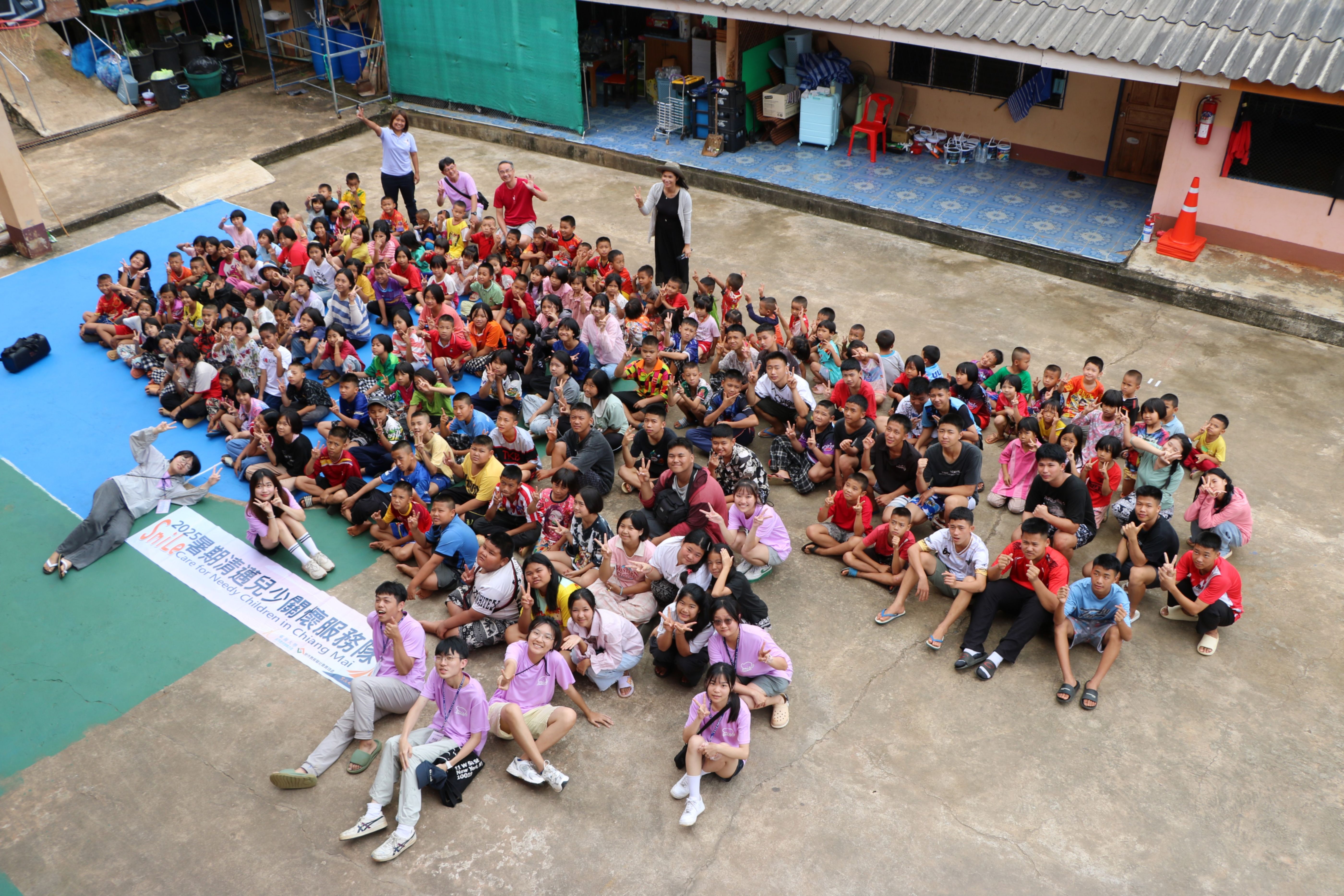 東海大學日前赴泰展開海外服務行動，與當地蒙納教會聯手打造多元體驗課程，並優化運動場域，為弱勢孩童創造完善的學習空間