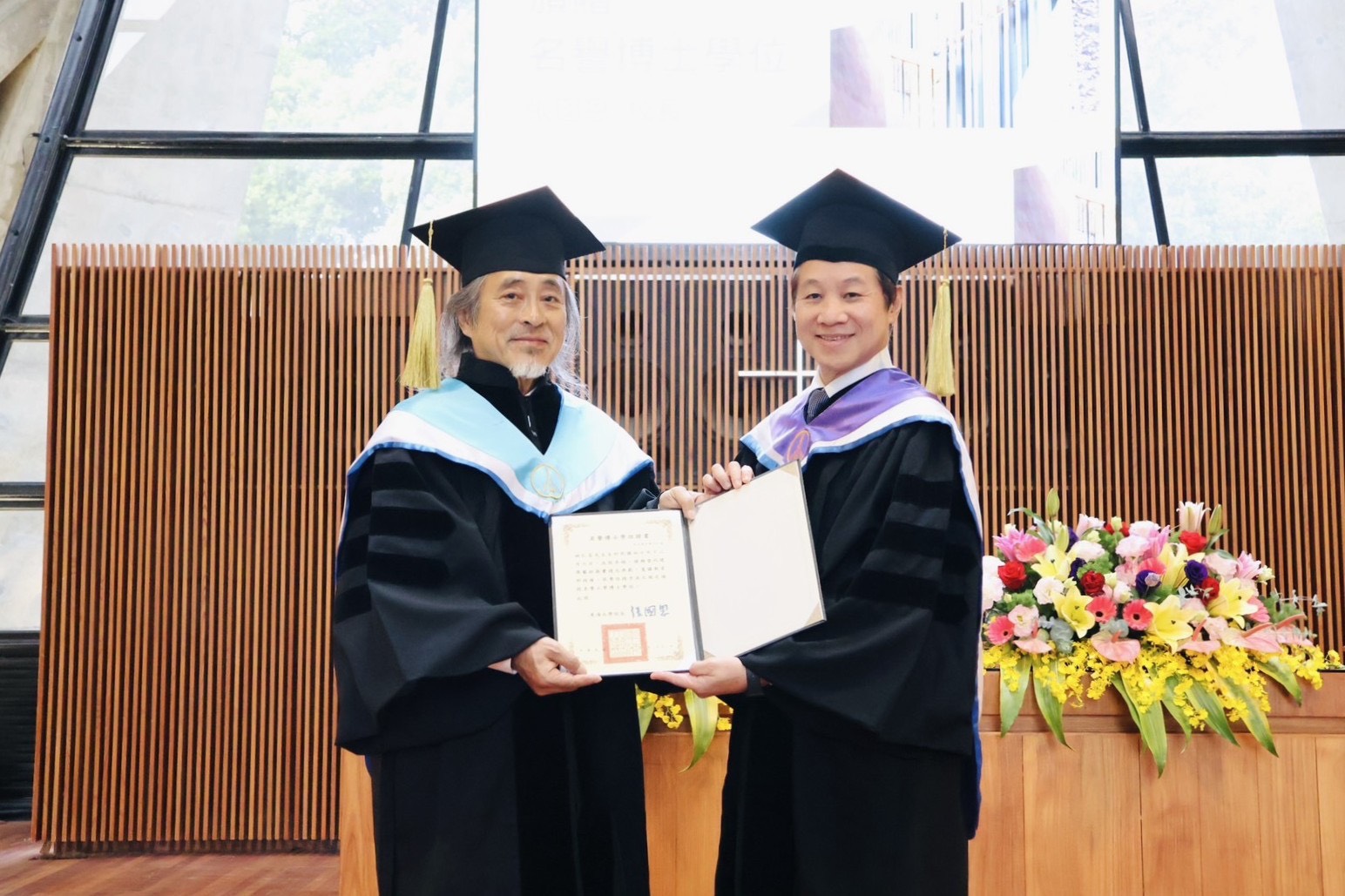 甫榮獲美國建築師協會（AIA）國際事務所獎的建築師姚仁喜，以卓越成就與社會影響力獲東海大學肯定，經校務會議通過授予名譽工學博士學位。