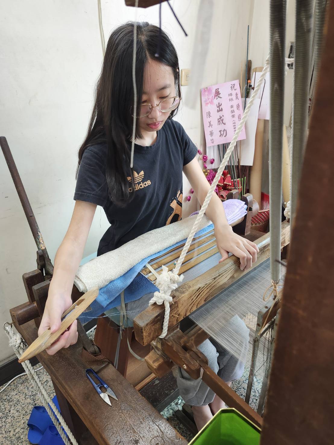 學生學習緙絲編織技術