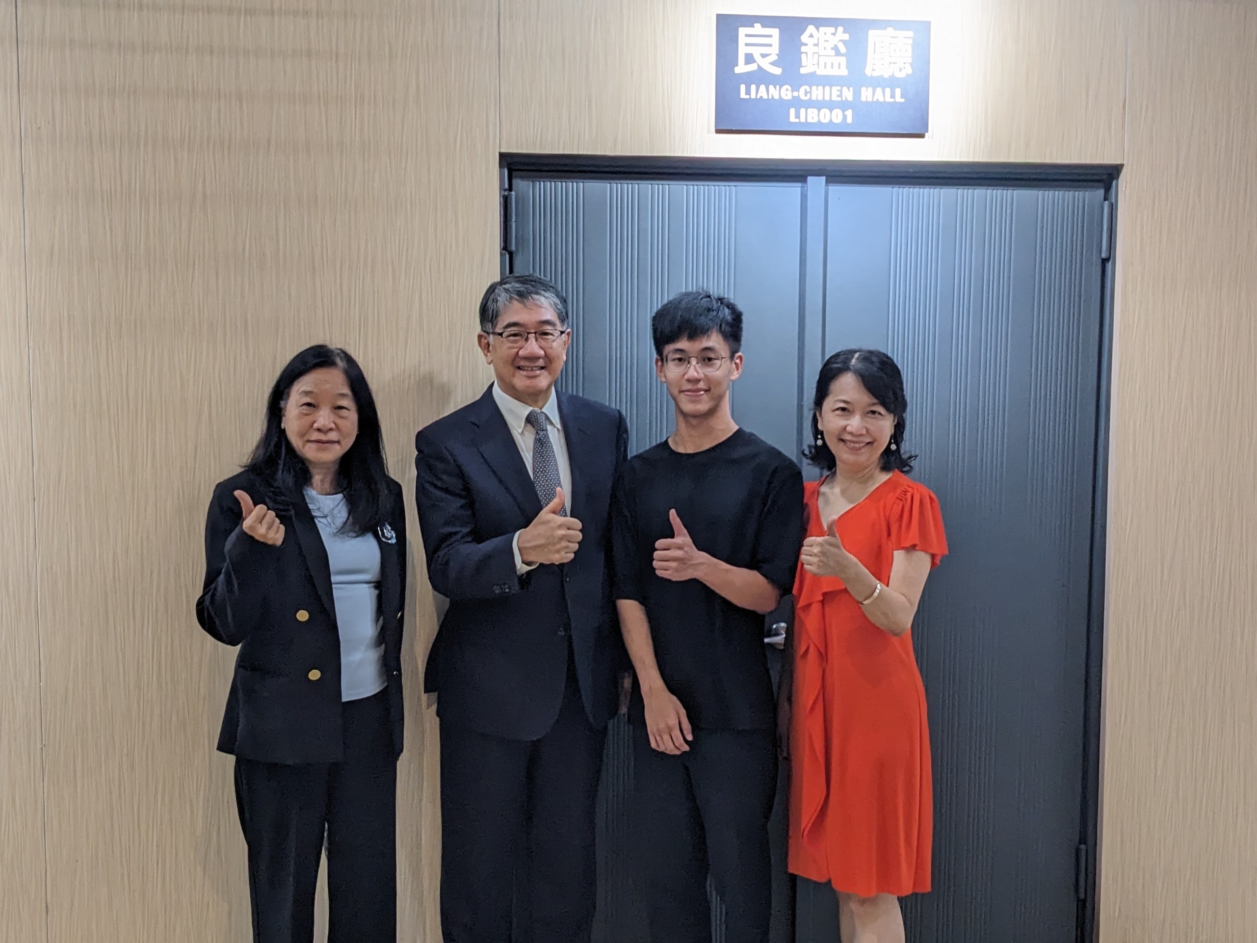 獲此獎學金的應用物理系學生張展翊也於現場向查教授表達感謝，他表示，正因為有這份獎助的支持，使他能更安心投入學業，拓展研究視野