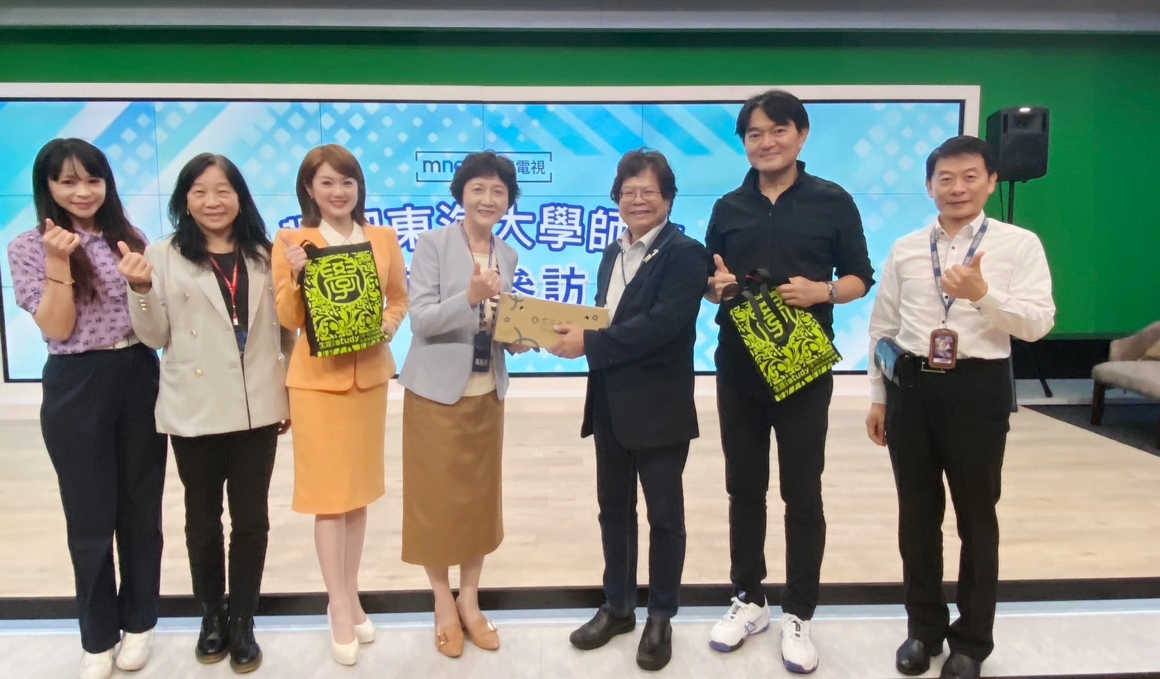 於鏡電視大合照