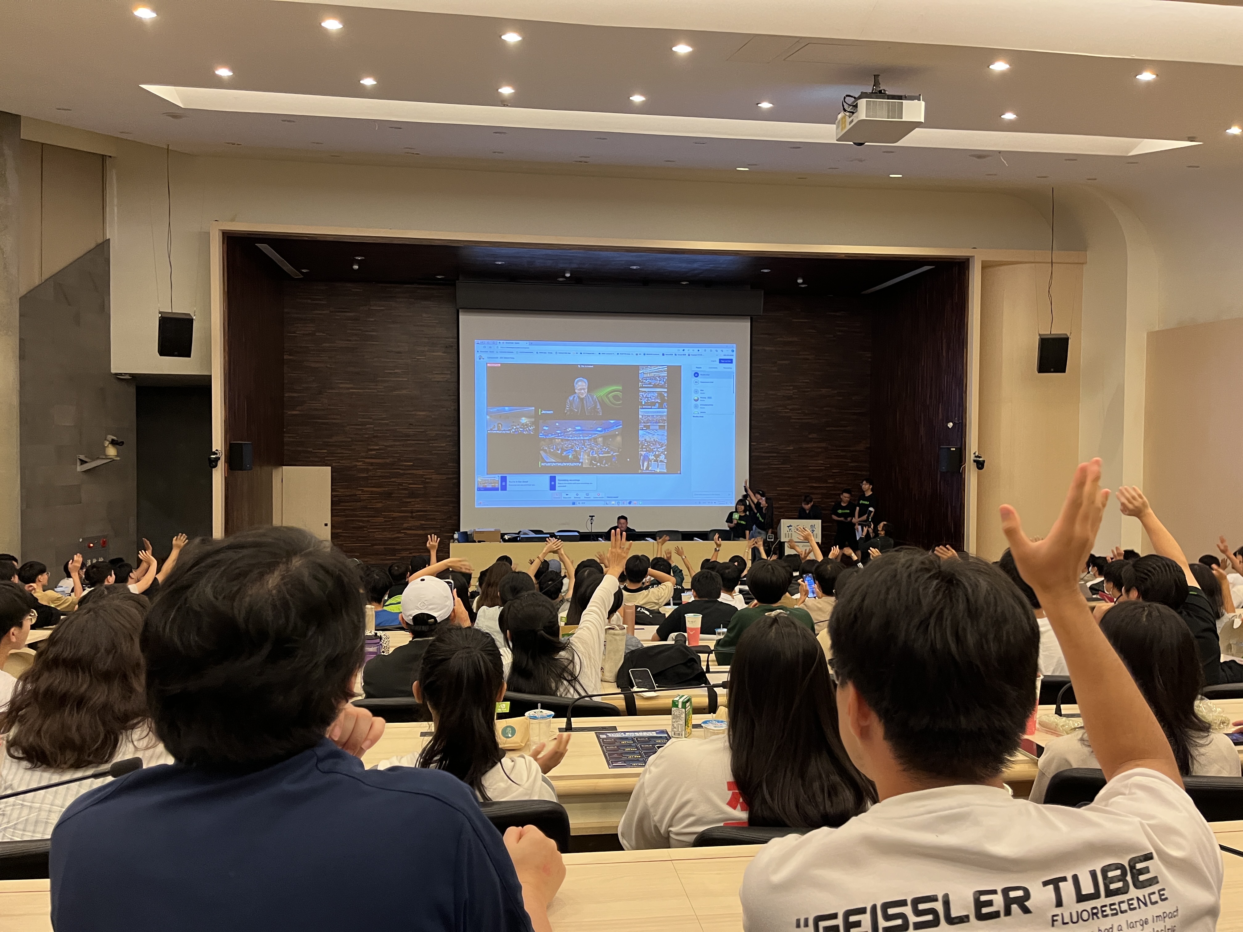 師生與黃仁勳視訊