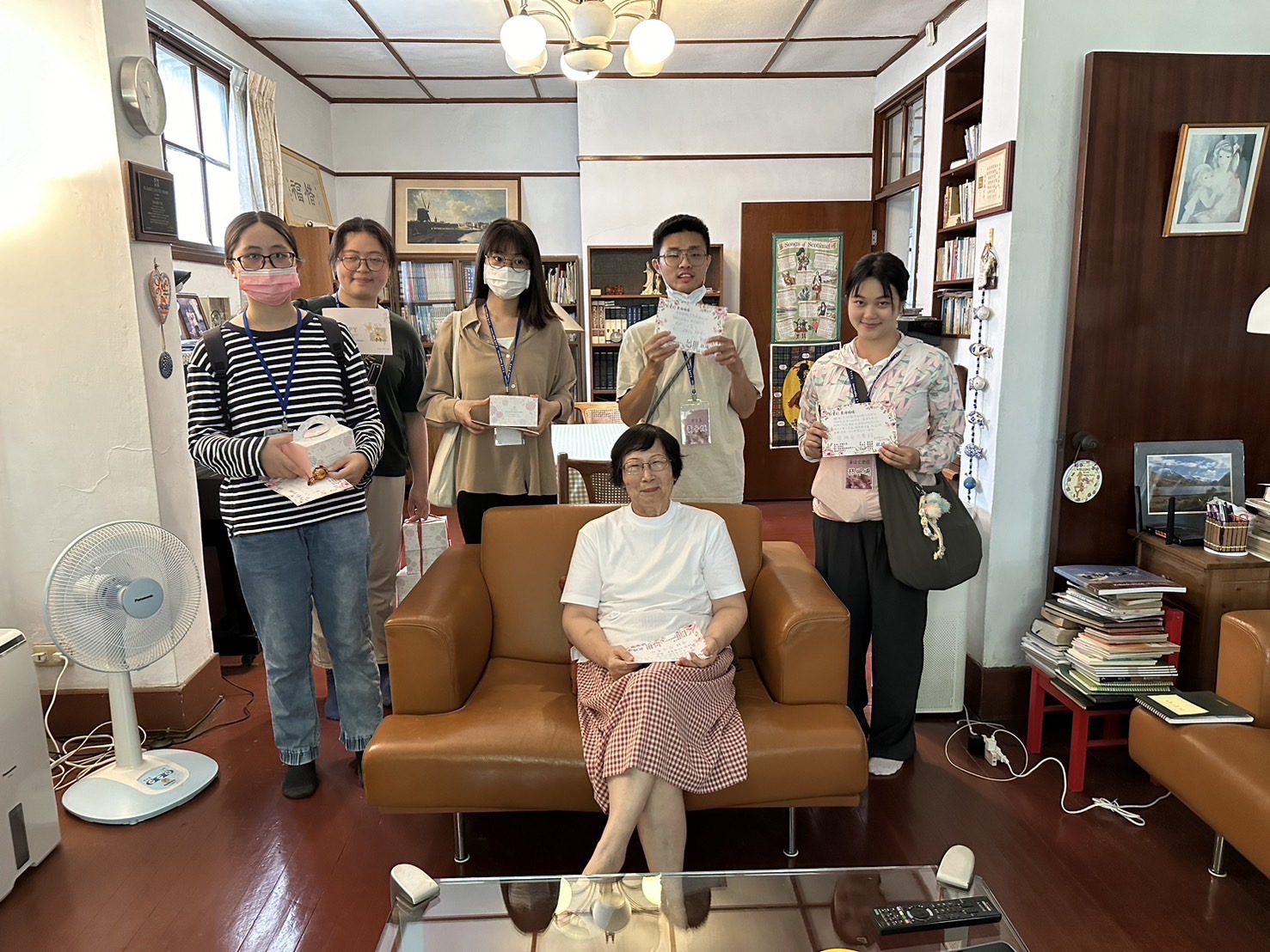 退休師長與學生合照