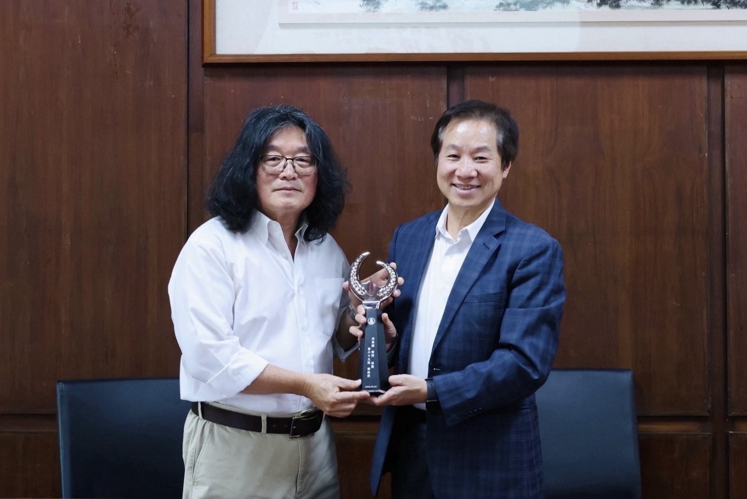 今(26)日何萬順教授獻獎母校東海、將90萬獎金全數捐出，並自掏腰包加碼10萬元，湊足100萬元成立「何萬順永續基金」。