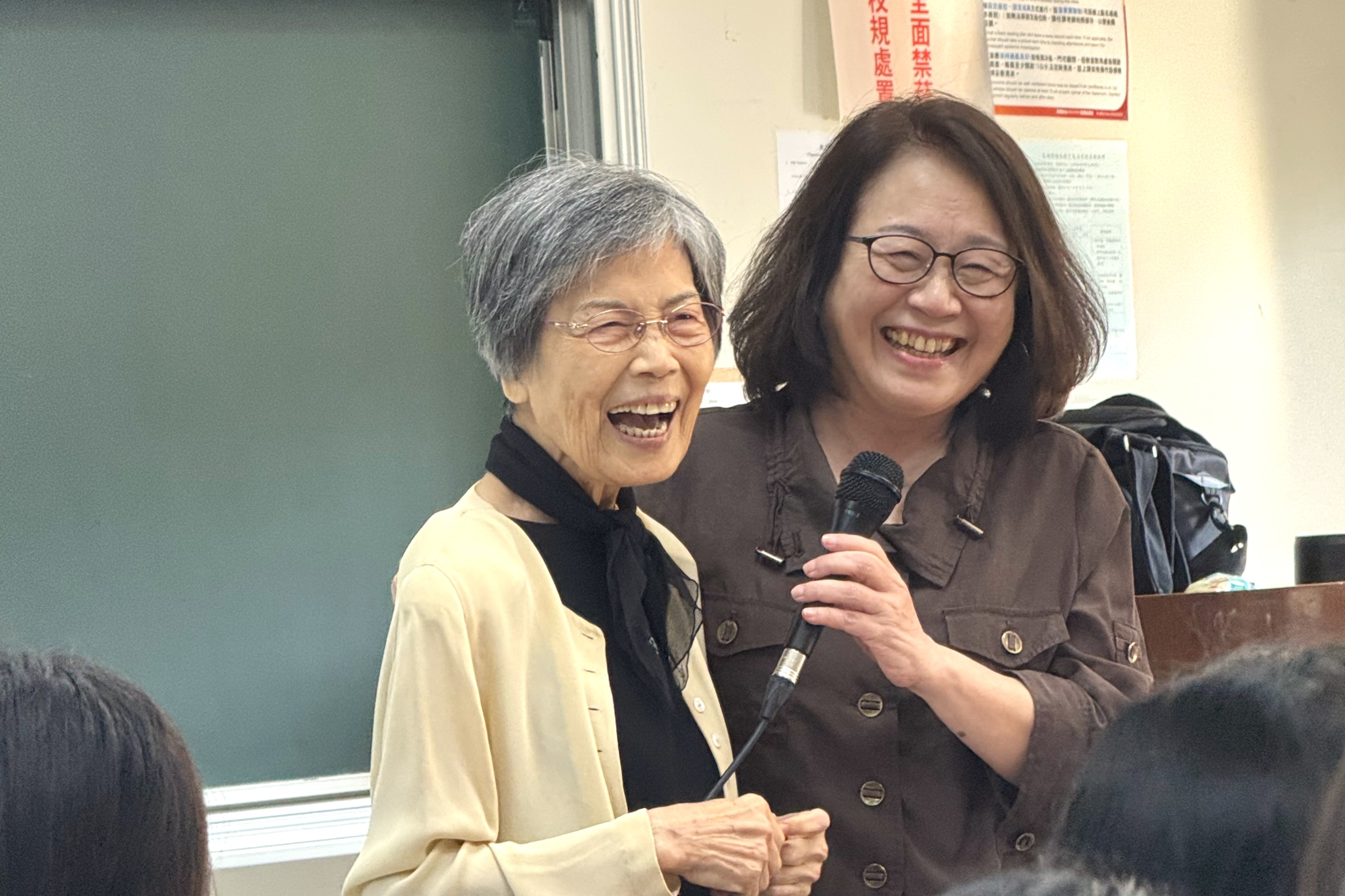 李老師(左)說，東海不是一個抽象的機構，而是她真正生活過的地方。