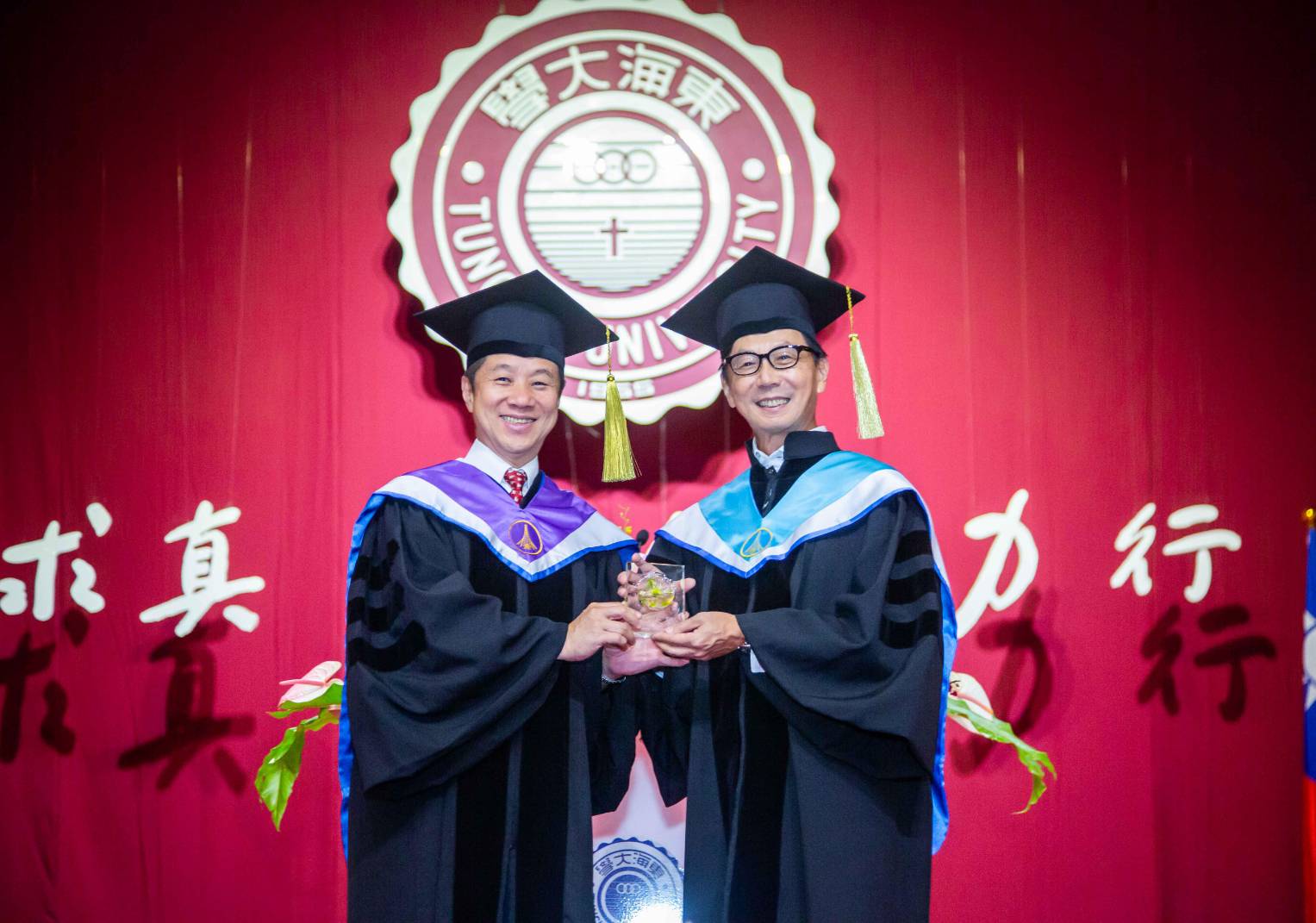 東海張國恩校長(左)及富邦蔡明忠董事長(右)