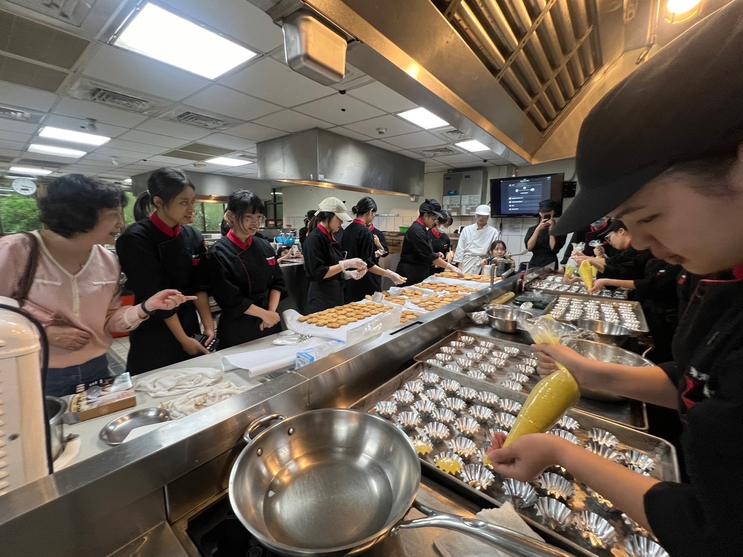 東海餐旅系同學製作餐點