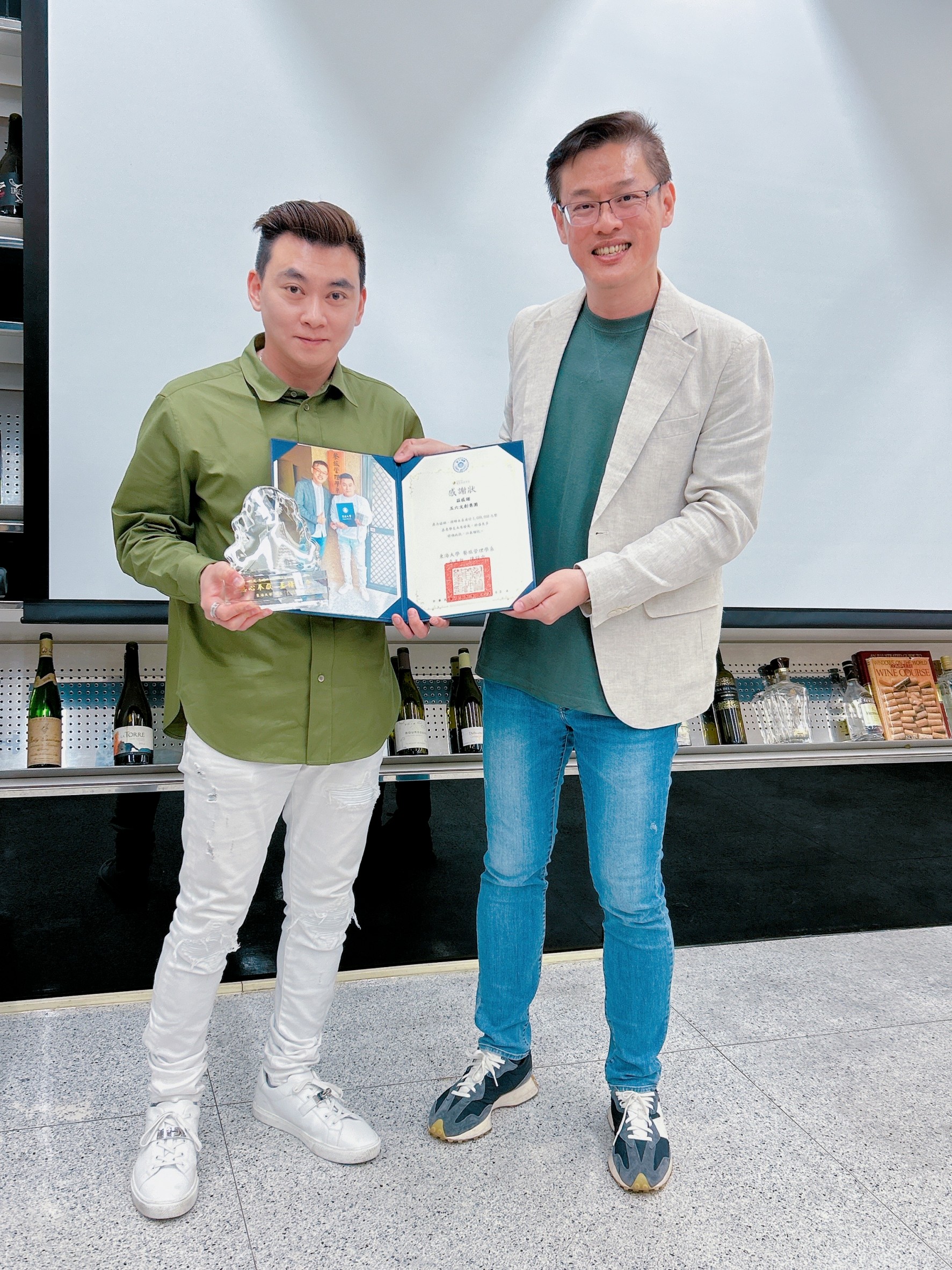 辛宗穎同學(左) 餐旅系陳錚中主任(右)