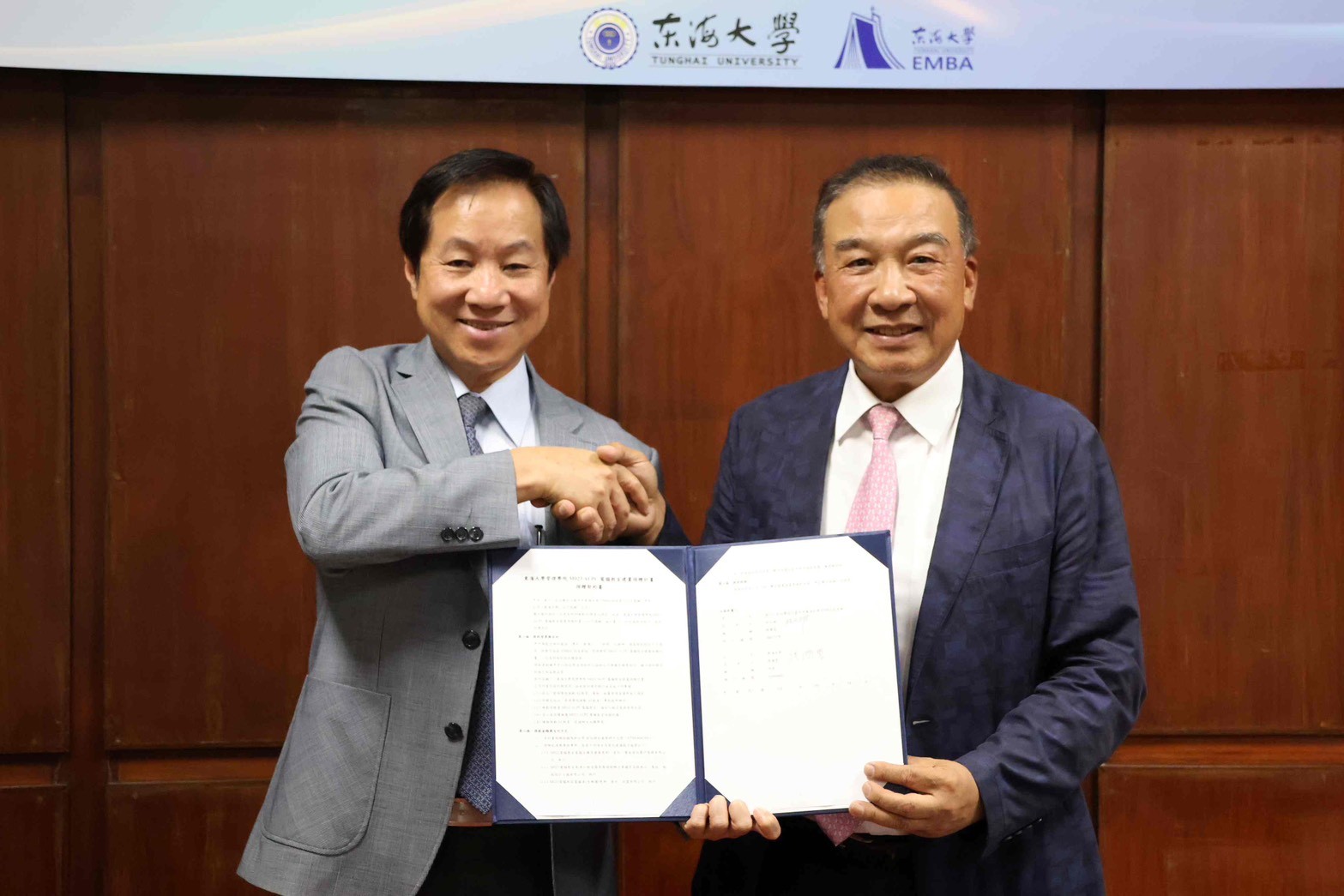圖說二，這次募款由 EMBA 校友會長、富旺集團董事長林正雄(右)，建築師公會副理事長暨全國校友總會理事長葉世宗，以及英業達創辦人李詩欽共同發起，迅速凝聚校友力量。