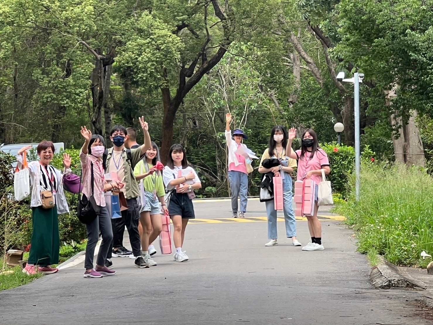 學生揮手示意