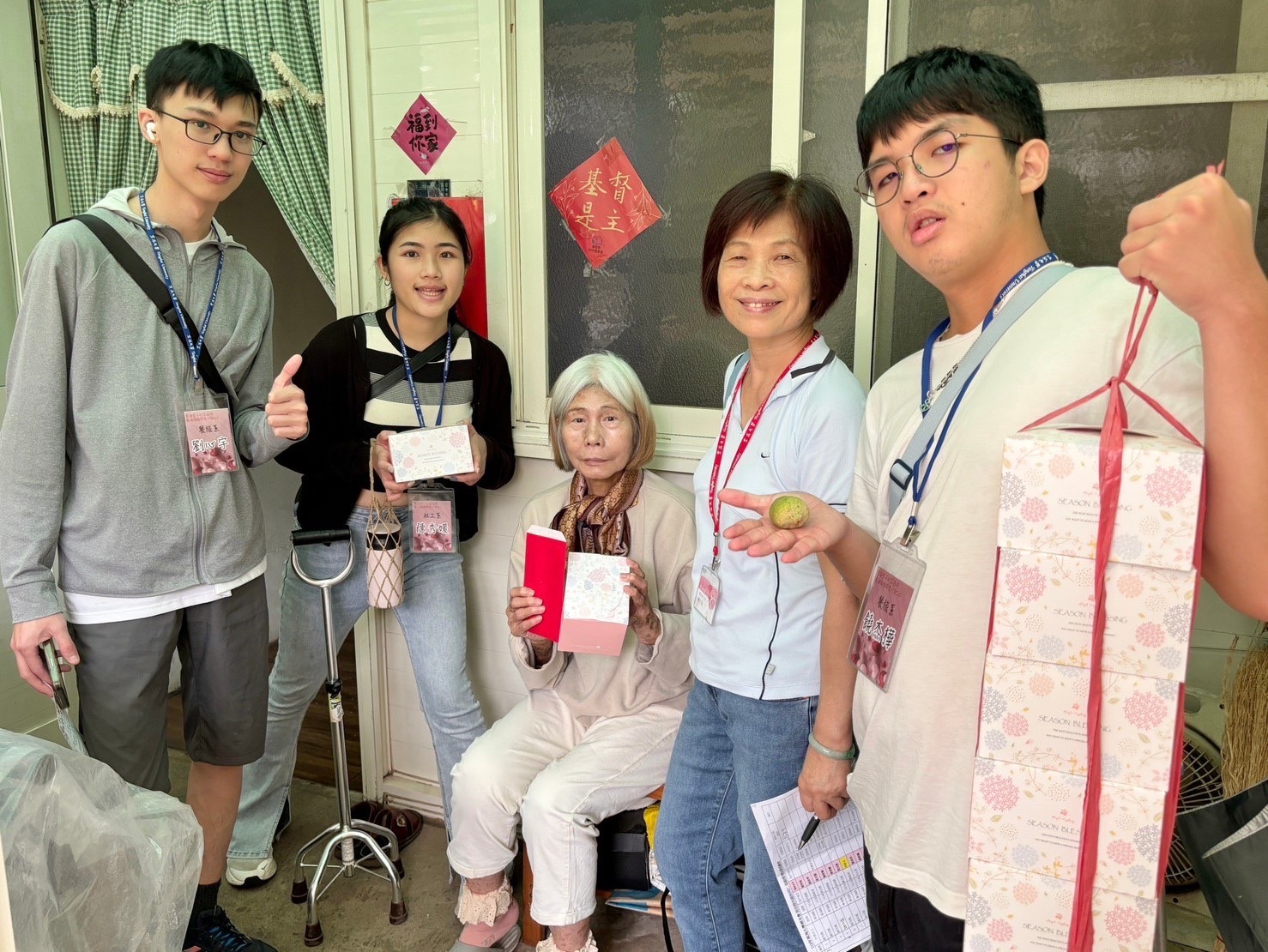 學生至社區送祝福