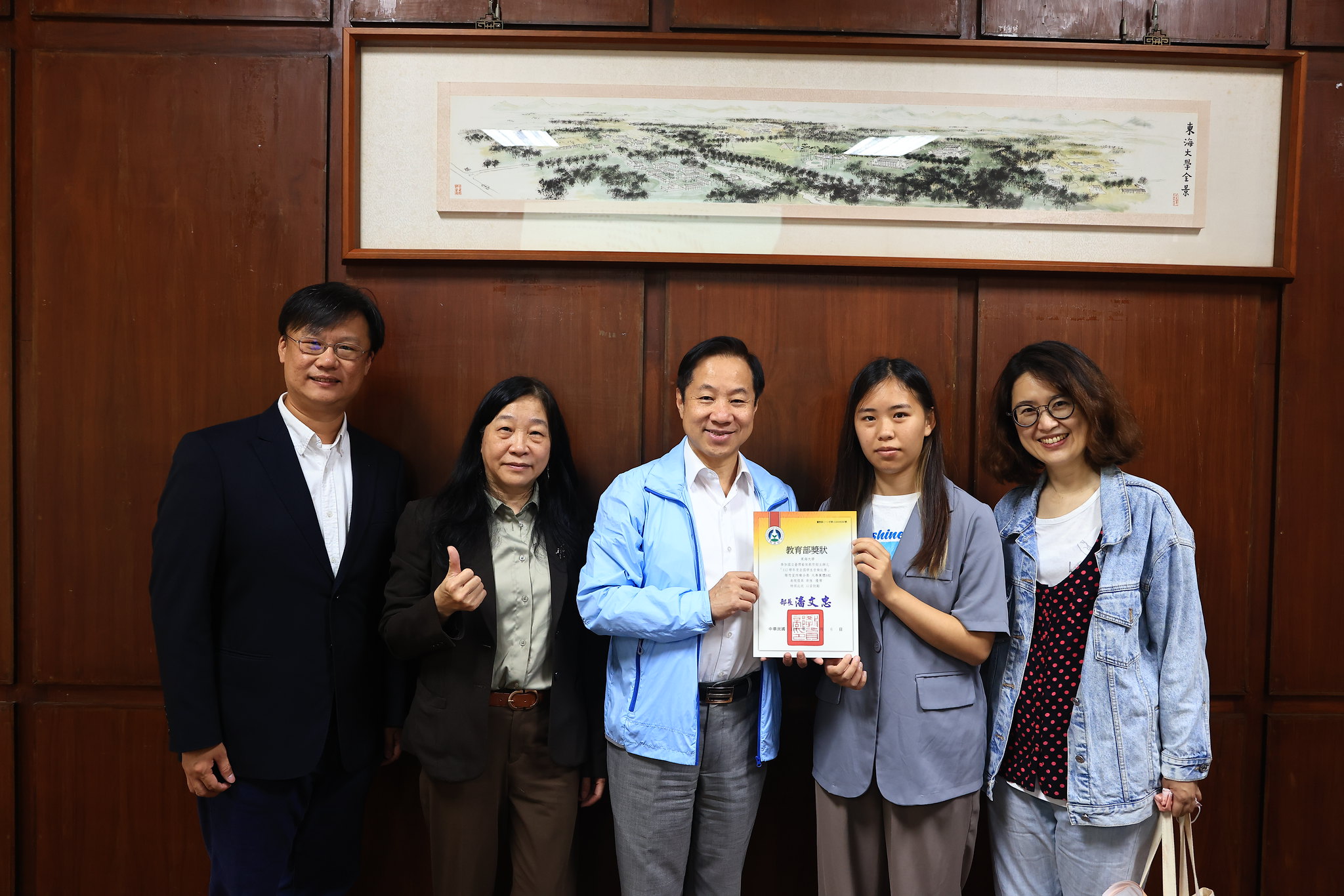 漢樂社社長接受張國恩校長授獎