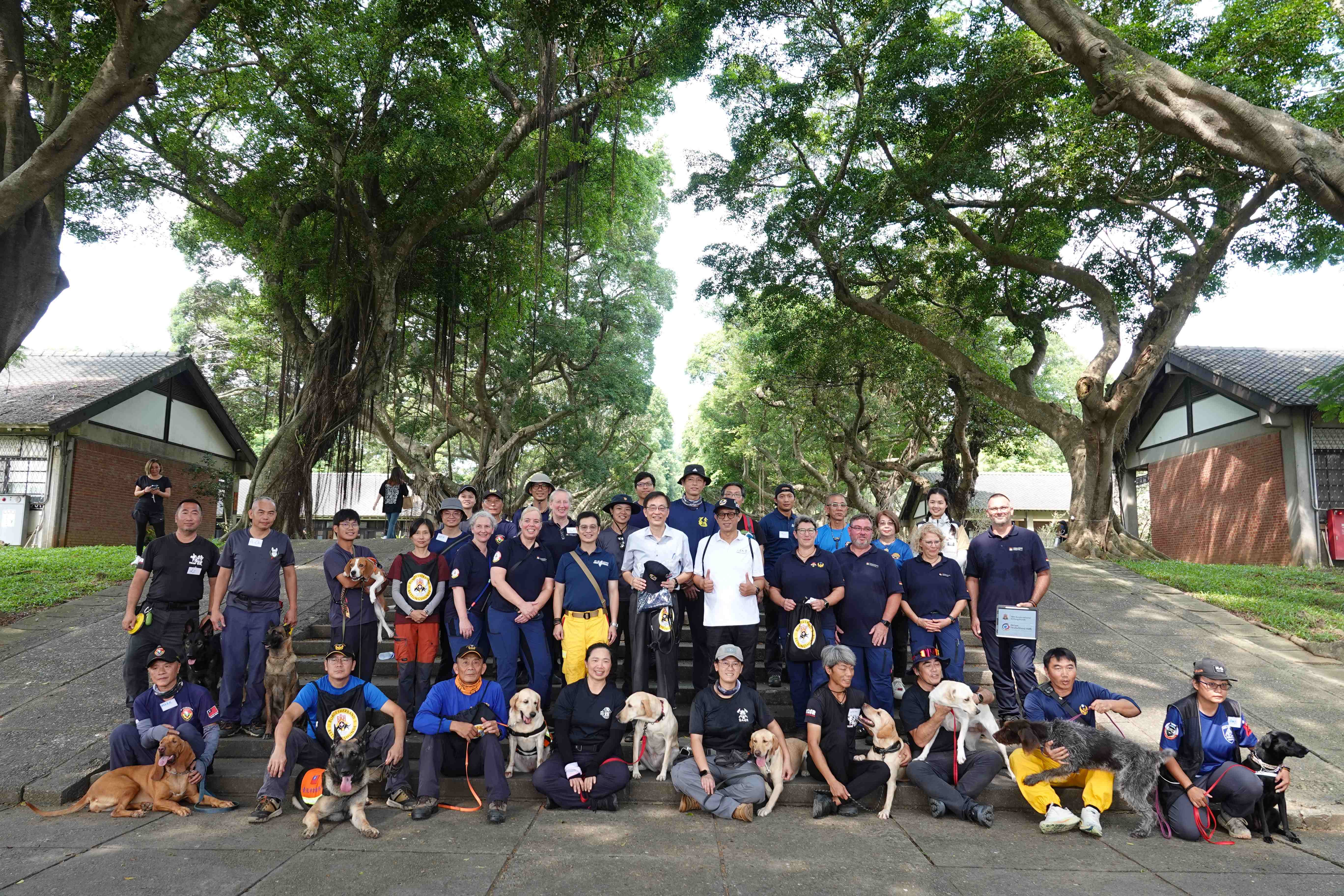 東海攜手內政部消防署與德國聯邦救難犬協會，於校園內舉辦全國最具規模的特種搜救犬訓練。