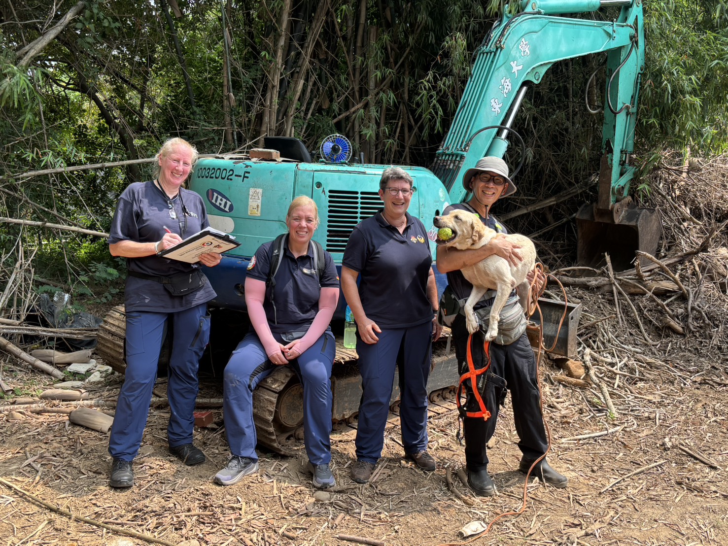 BRH來台指導多年，在東海出現臺灣首例通過高級路徑搜救犬。（右1）桃園市政府消防局盧弘恩、搜救犬April