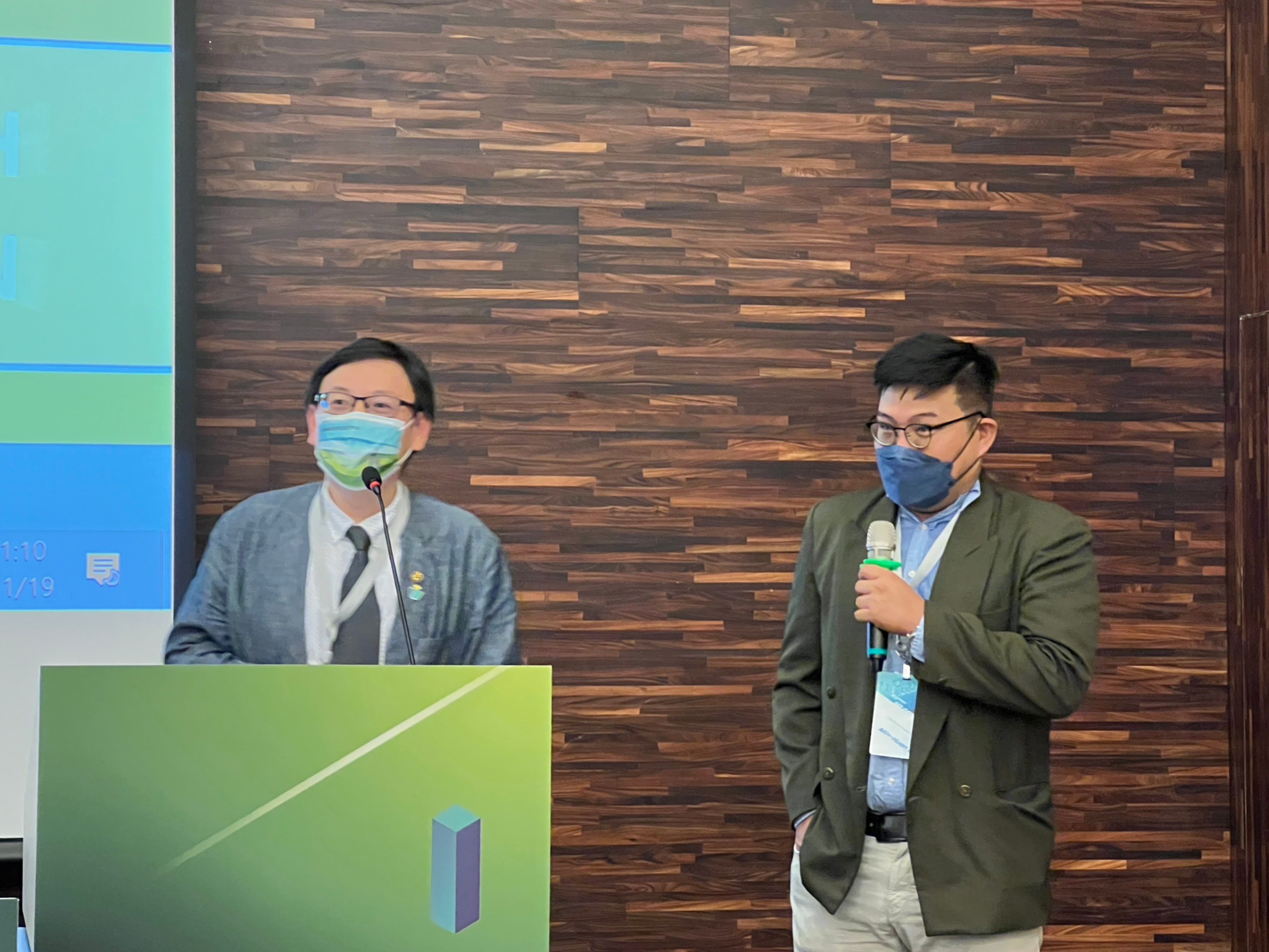 東海大學健運學程主任吳旻寰（右）和育成中心主任羅際鋐為本研討會重要推手。