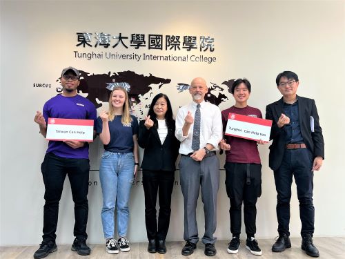 Dean of Academic Affairs Feng-Di Lung (left 3), International College Dean James Sims (right 3), Public Relations Director Chao-Shi Huang (right 1) and international students studying at Tunghai International College